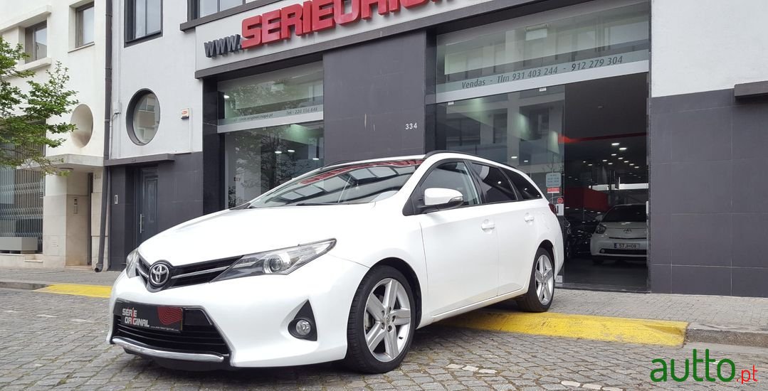 2013' Toyota Auris Touring Sports photo #1