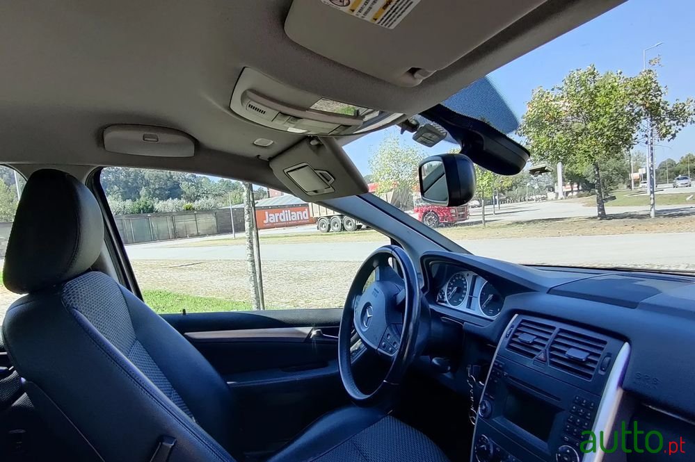 2011' Mercedes-Benz B 180 photo #4