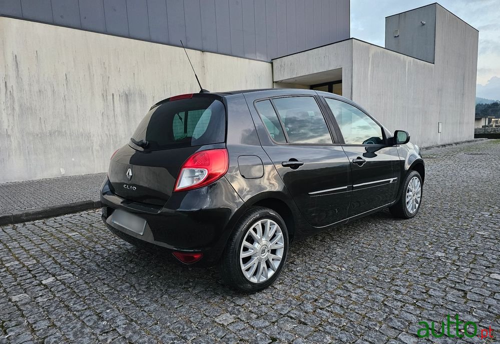 2011' Renault Clio photo #6