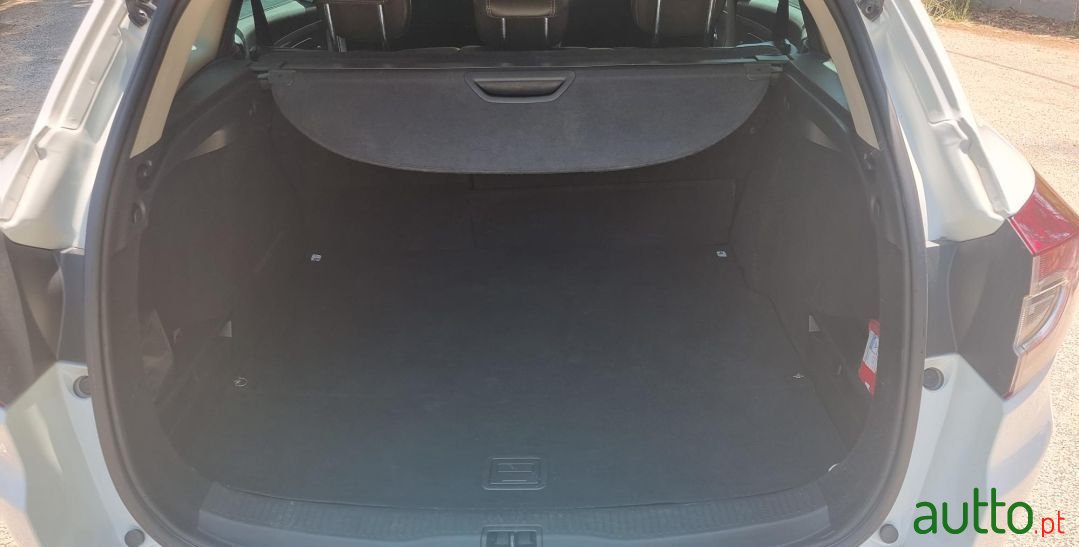 2011' Renault Megane Sport Tourer photo #5