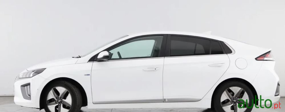 2020' Hyundai Ioniq 1.6 Gdi Hev photo #2