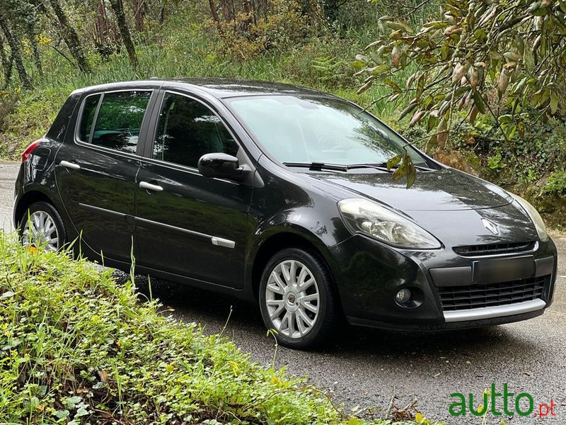 2011' Renault Clio photo #2