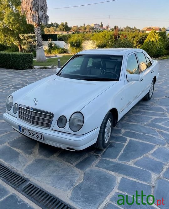 1996' Mercedes-Benz E-220 photo #3