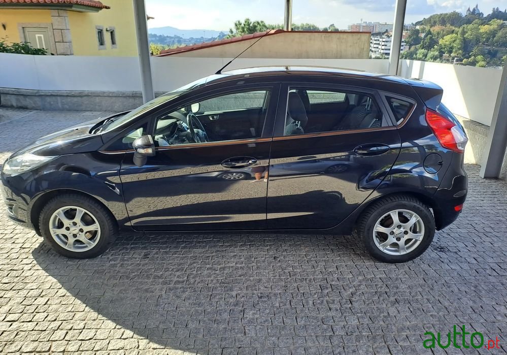 2013' Ford Fiesta photo #2