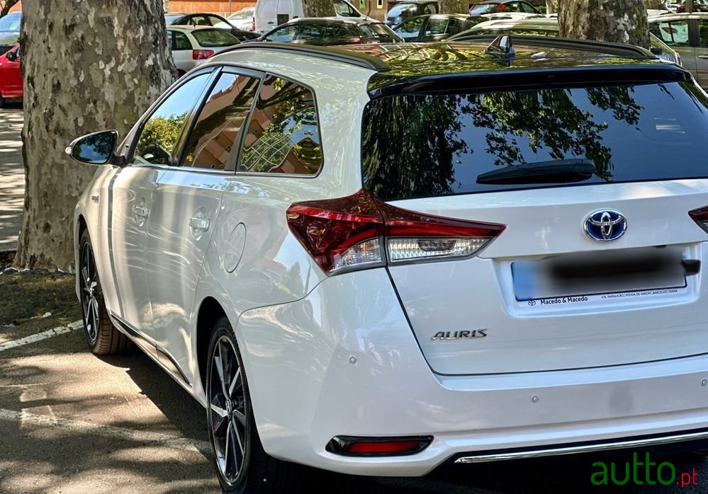 2017' Toyota Auris Touring Sports photo #2