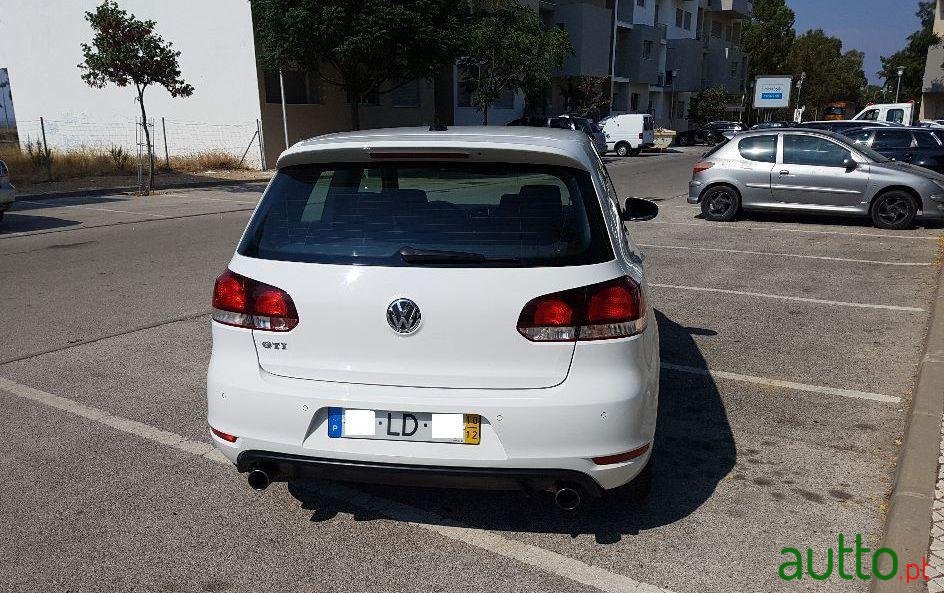 2010' Volkswagen Golf Gti photo #2