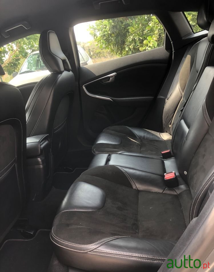 2014' Volvo V40 2.0 D4 R-Design photo #5