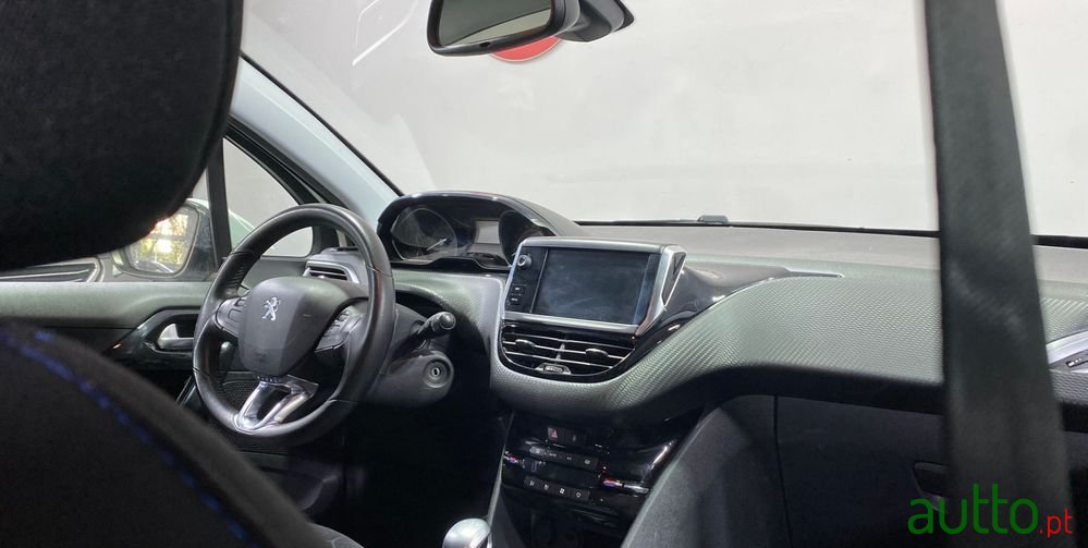 2019' Peugeot 2008 photo #5