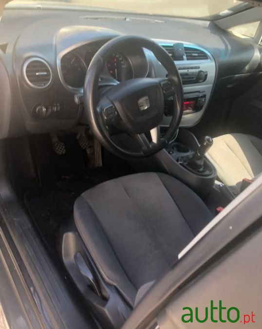 2010' SEAT Leon photo #3