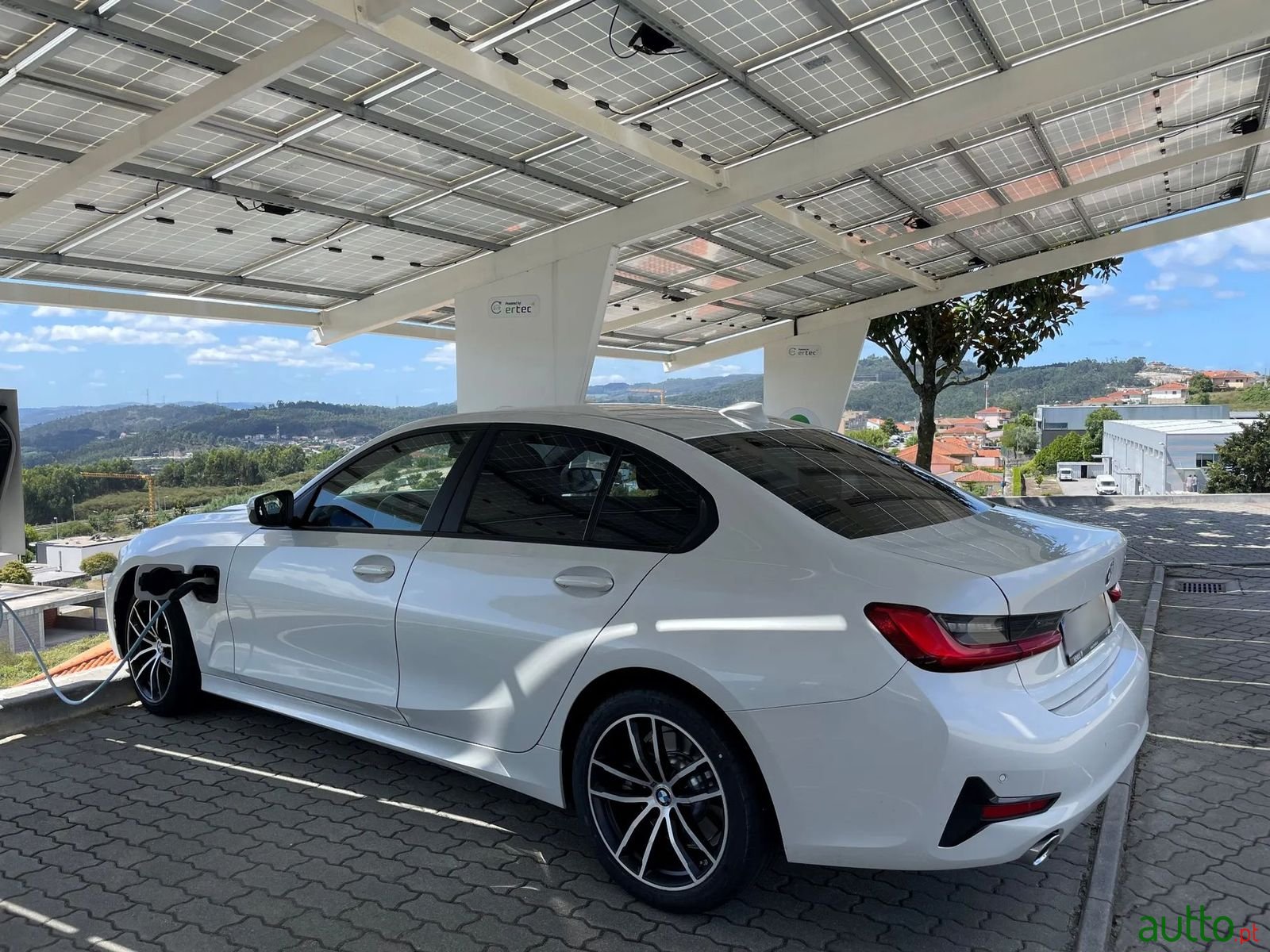 2019' BMW 330 photo #1