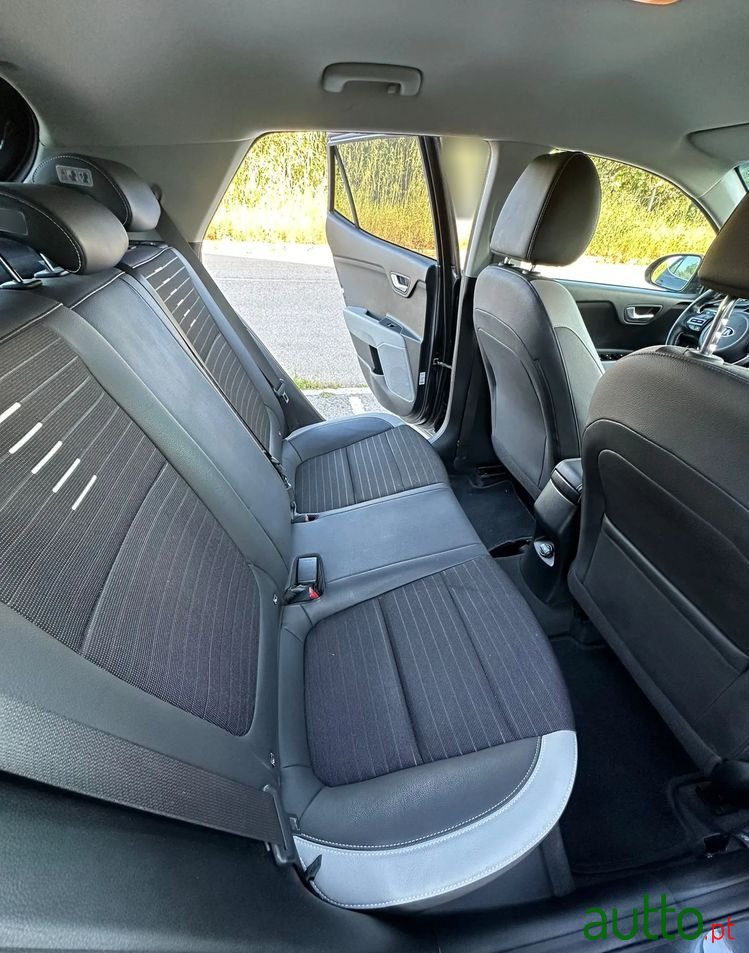 2020' Kia Stonic 1.0 T-Gdi Tech photo #2