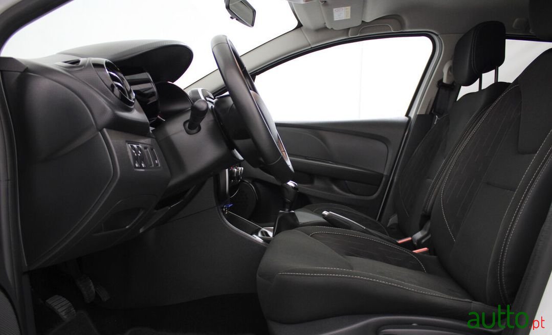 2019' Renault Clio Sport Tourer photo #4