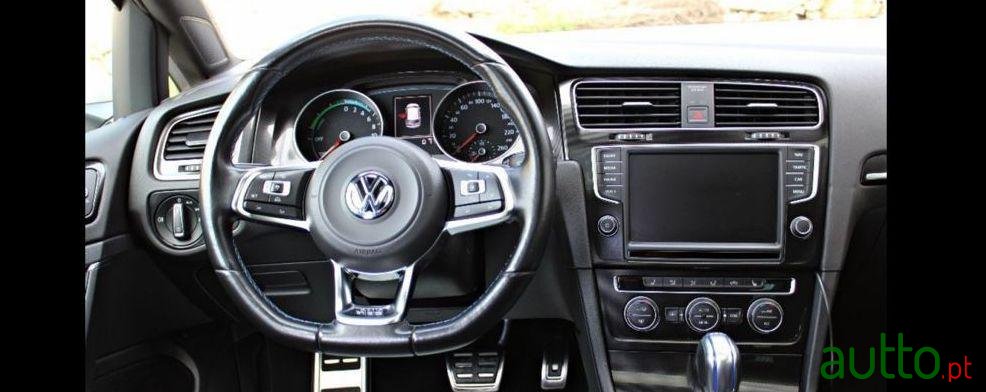 2015' Volkswagen Golf photo #2