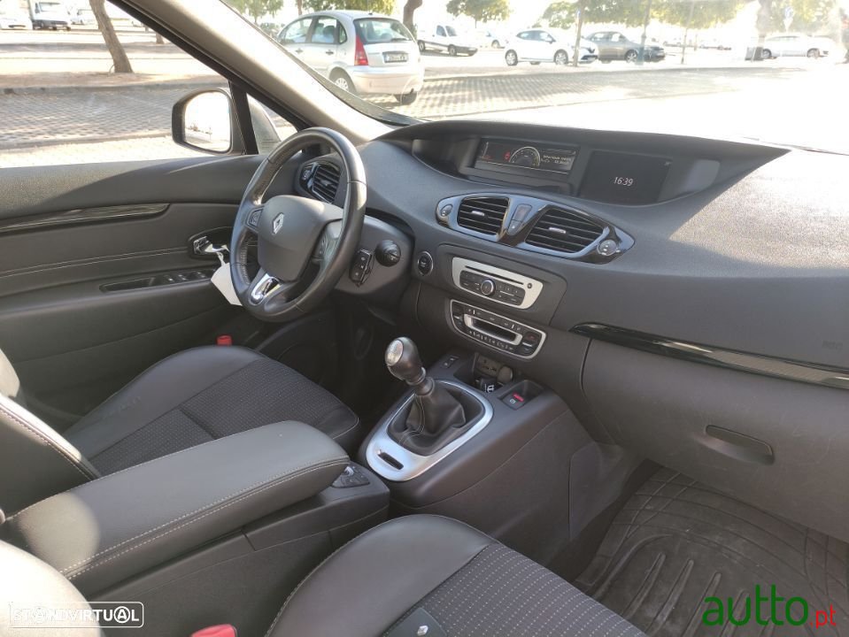 2015' Renault Grand Scenic photo #2