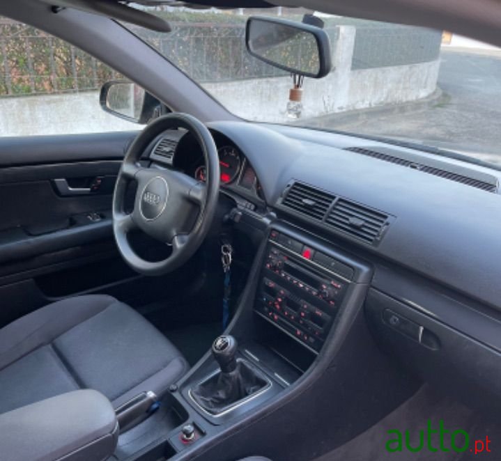 2001' Audi A4 Avant photo #2