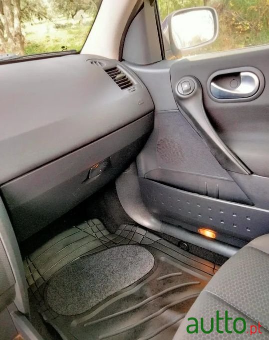 2005' Renault Megane Break photo #2