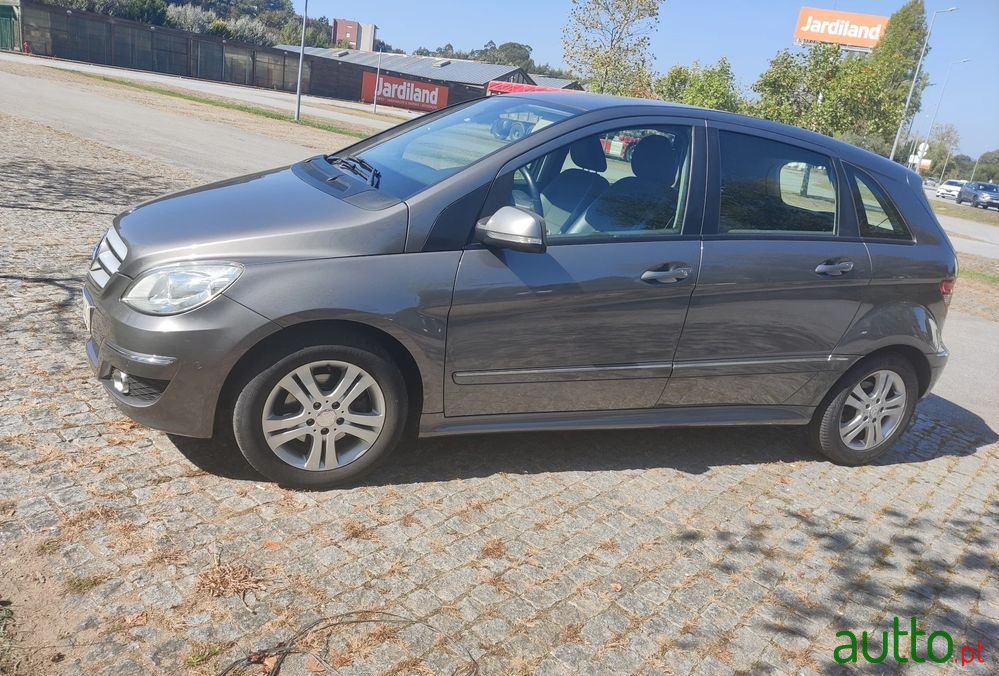 2011' Mercedes-Benz B 180 photo #1