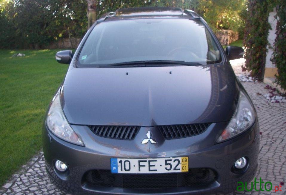 2008' Mitsubishi Grandis photo #1