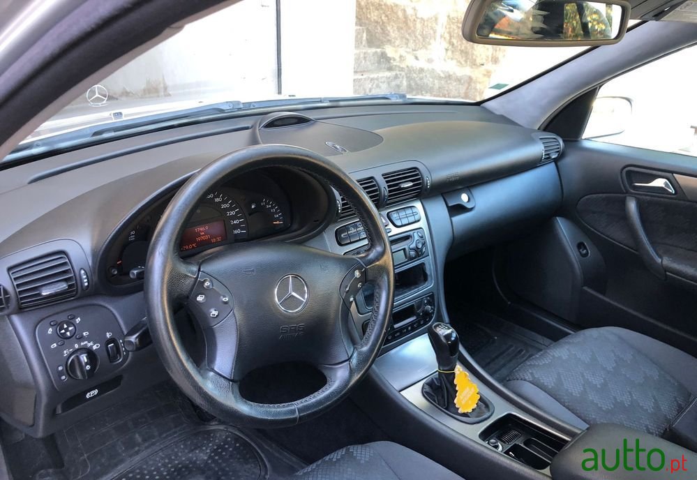 2004' Mercedes-Benz C 220 photo #6