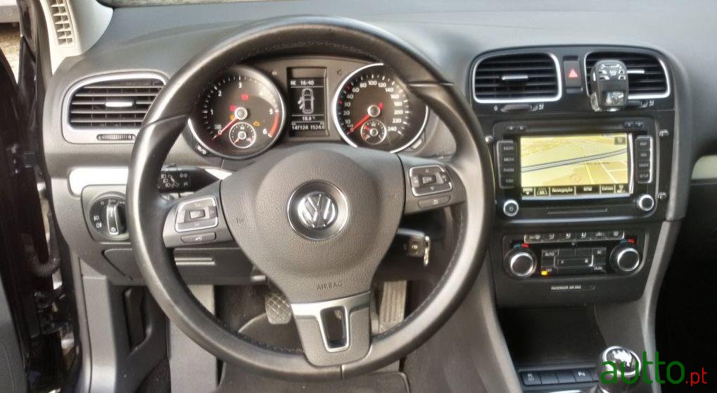 2011' Volkswagen Golf 1.6 TDi Highline photo #2