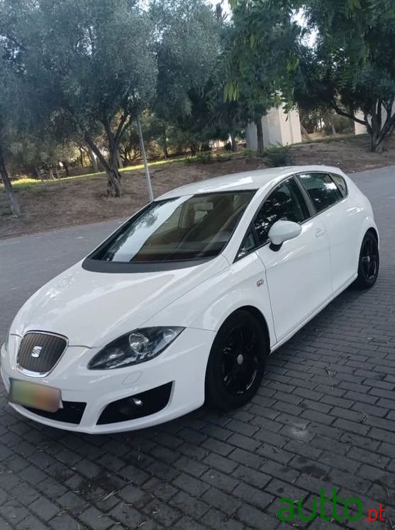 2010' SEAT Leon photo #2