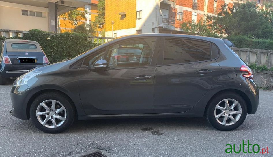 2012' Peugeot 208 photo #1