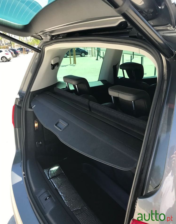 2011' Volkswagen Sharan photo #3