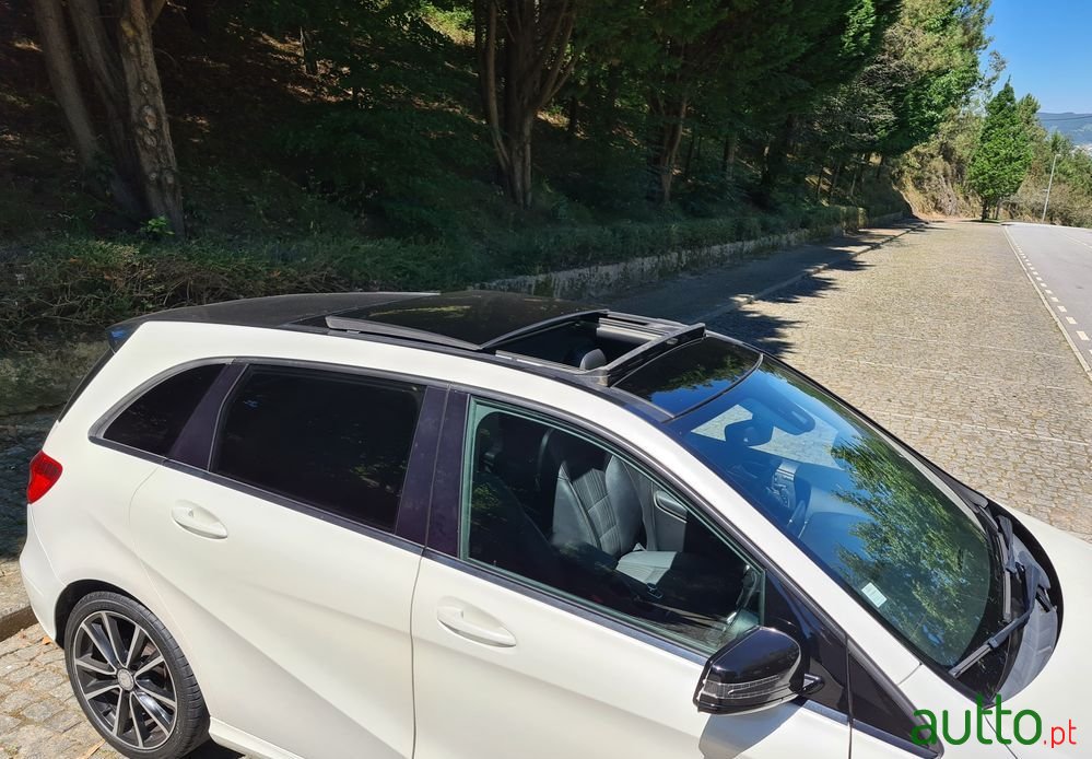 2013' Mercedes-Benz B 200 photo #3