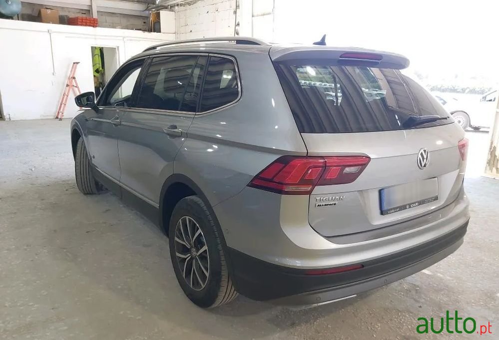 2021' Volkswagen Tiguan Allspace photo #2