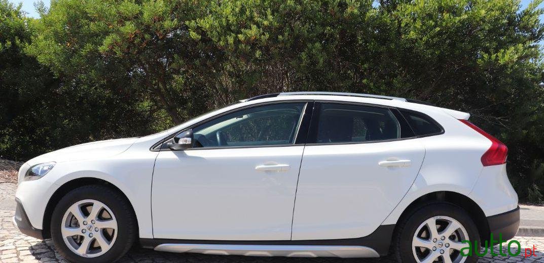 2017' Volvo V40 Cross Country photo #1