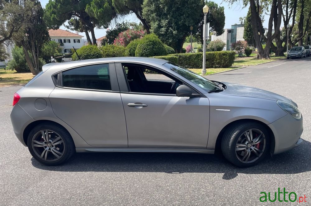 2016' Alfa Romeo Giulietta photo #4