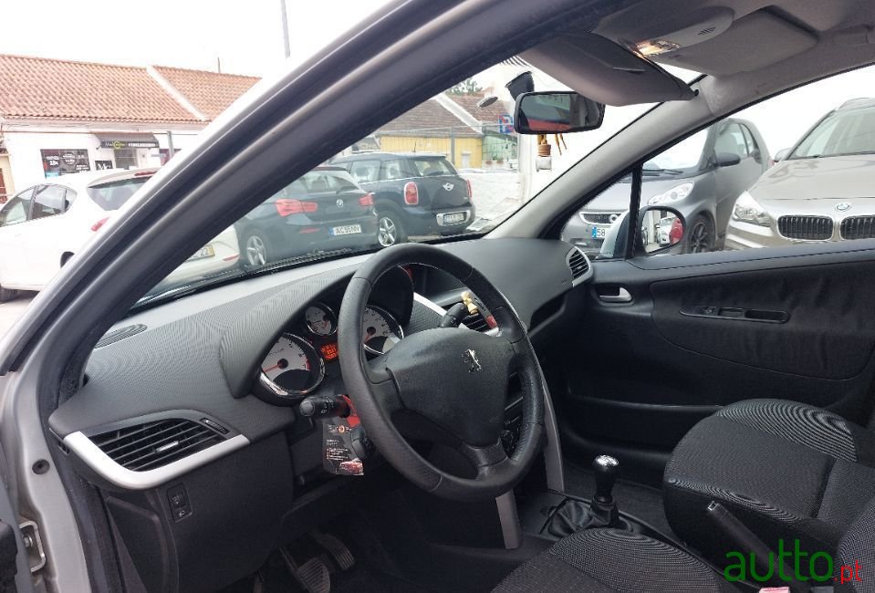 2011' Peugeot 207 Sport photo #6