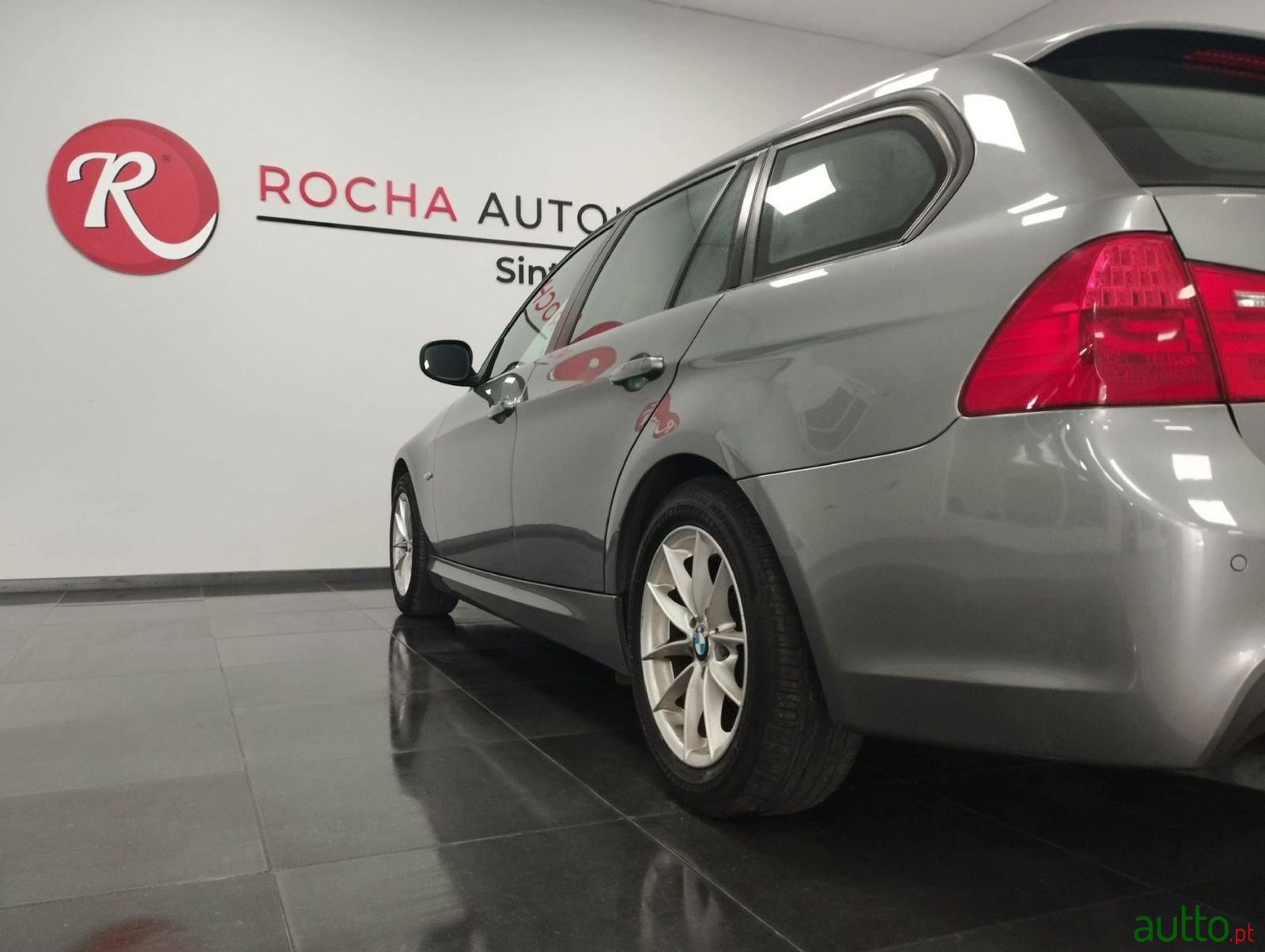 2012' BMW 318 photo #5