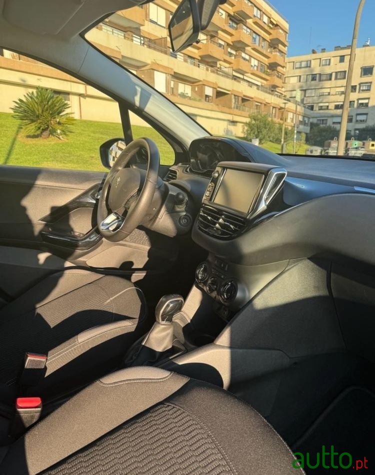 2015' Peugeot 208 photo #3