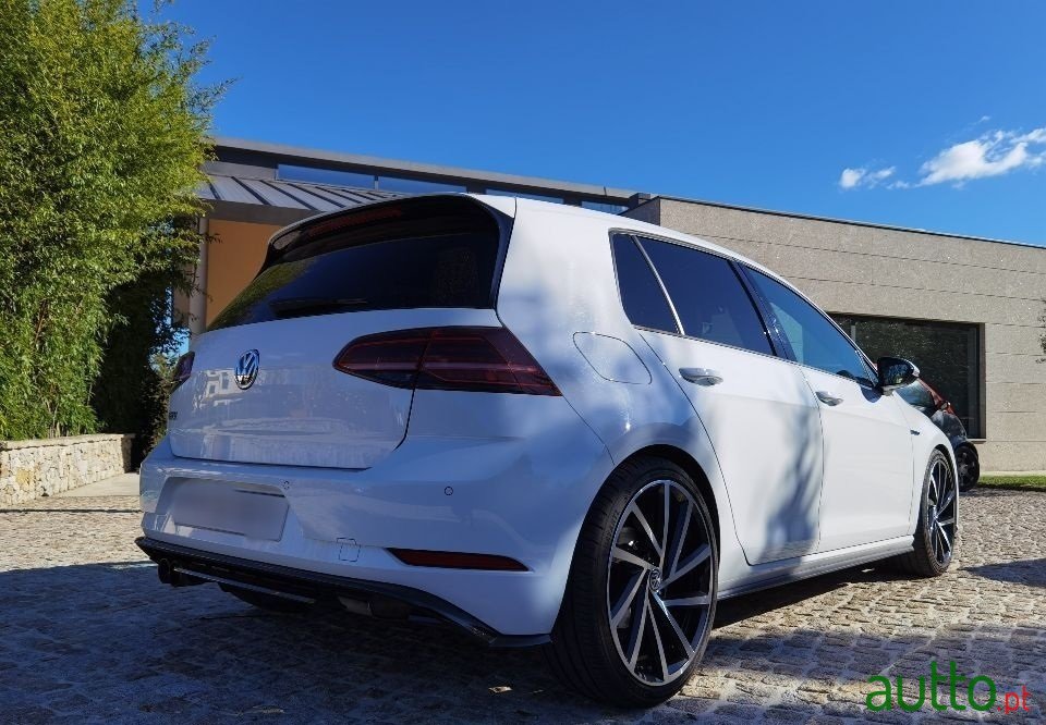 2017' Volkswagen Golf photo #2