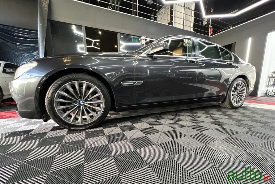 2009' BMW 730 photo #2