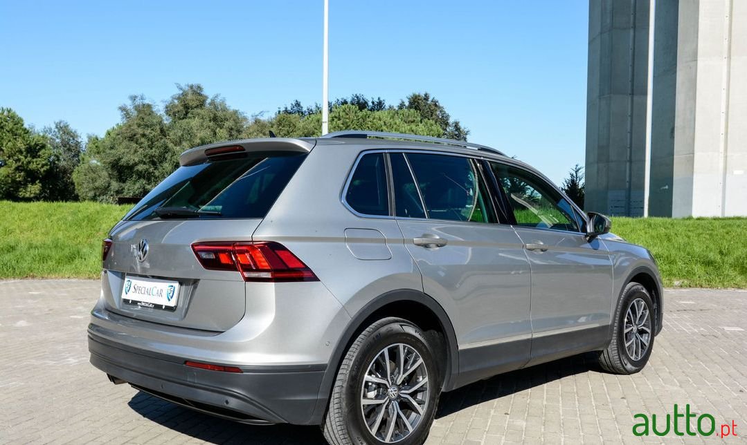 2019' Volkswagen Tiguan photo #5