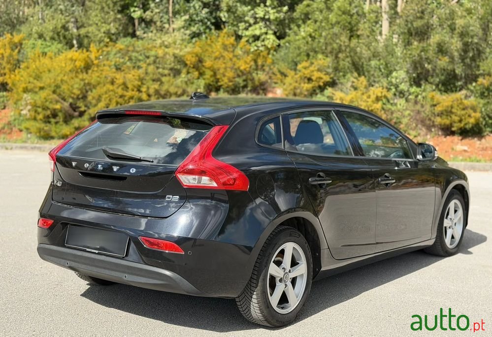 2014' Volvo V40 D2 Momentum photo #2