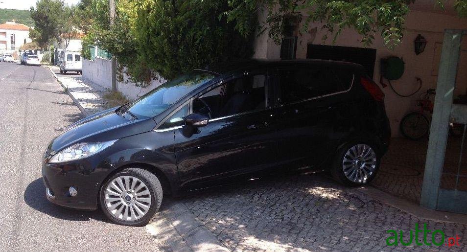 2010' Ford Fiesta Titanium Tdci photo #2