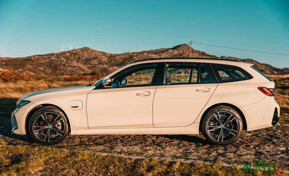 2022' BMW 330 E Pack M Auto photo #3