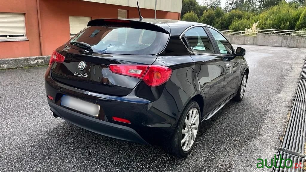 2013' Alfa Romeo Giulietta photo #6