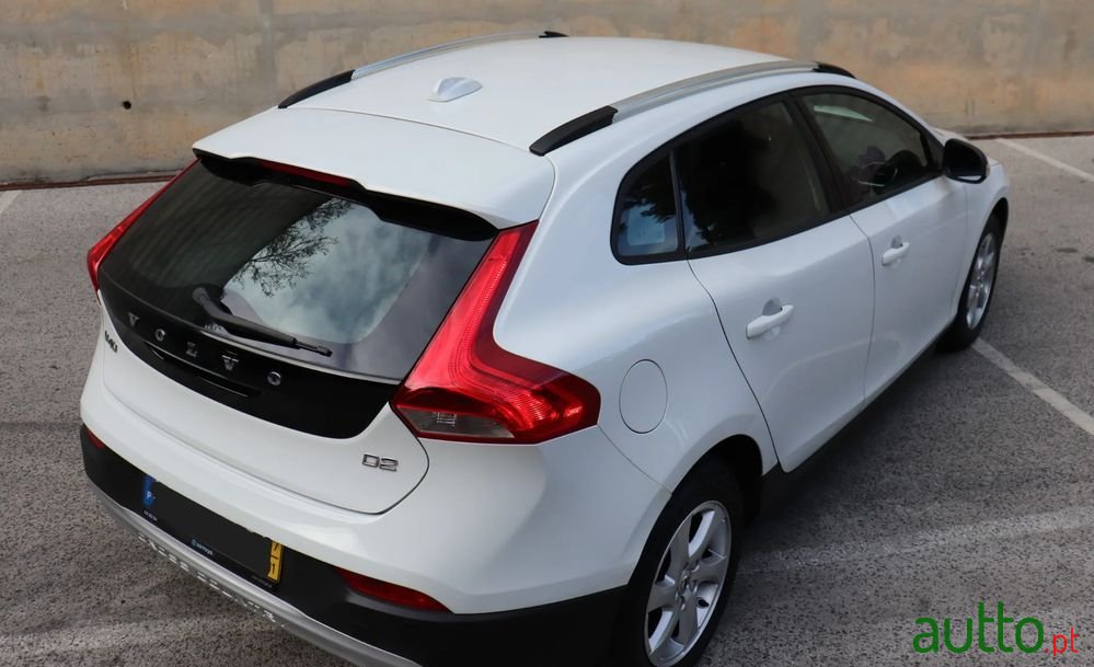 2017' Volvo V40 Cross Country photo #6