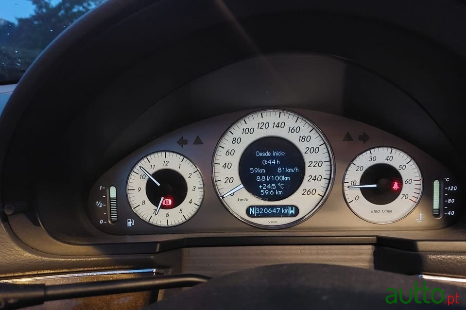 2003' Mercedes-Benz E-200 photo #2