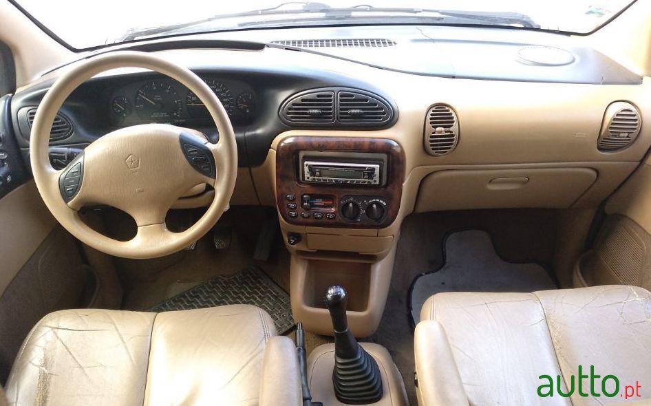 2000' Chrysler Voyager photo #2