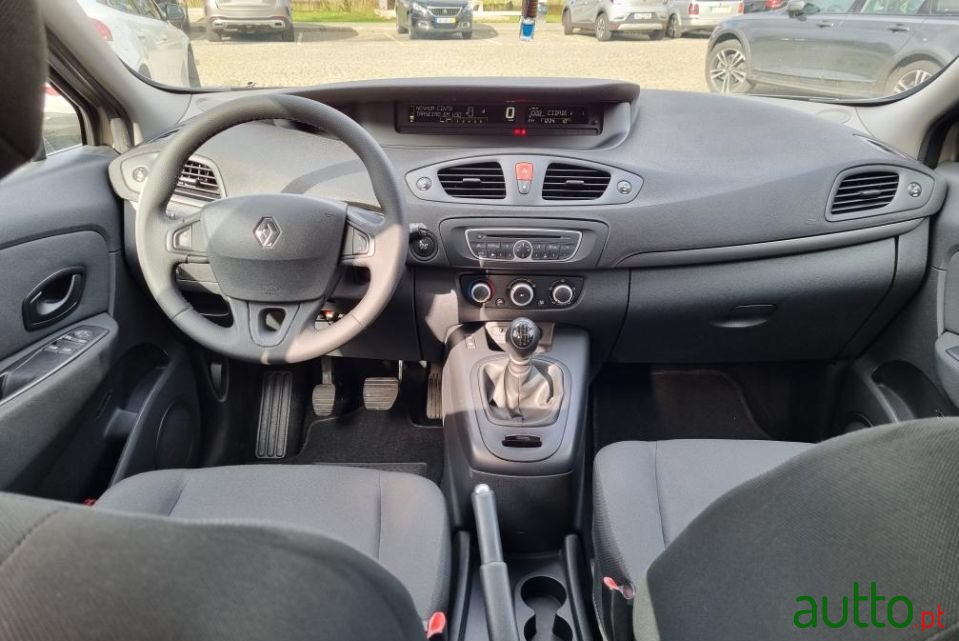 2011' Renault Scenic photo #5