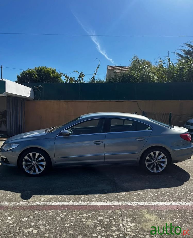 2010' Volkswagen Passat photo #3