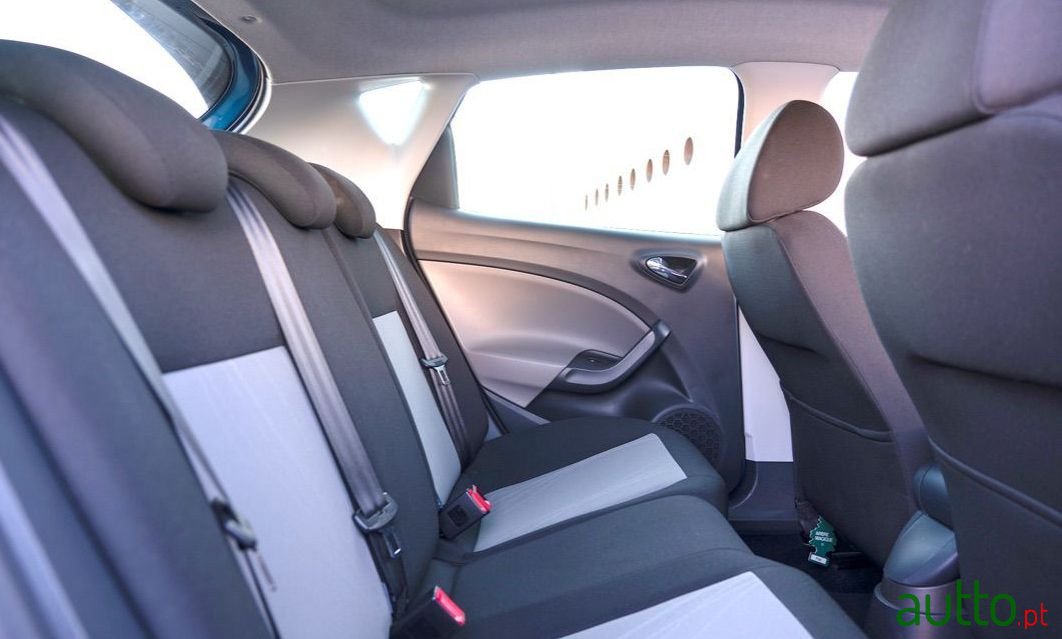 2013' SEAT Ibiza photo #2