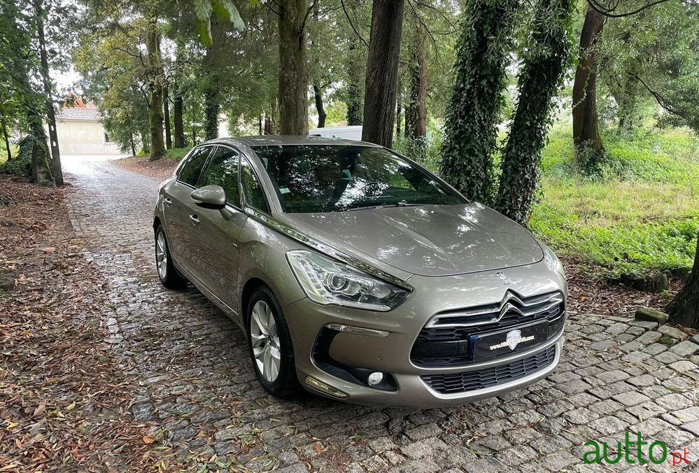 2012' Citroen DS5 photo #1