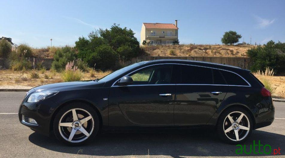2011' Opel Insignia Sports Tourer photo #2