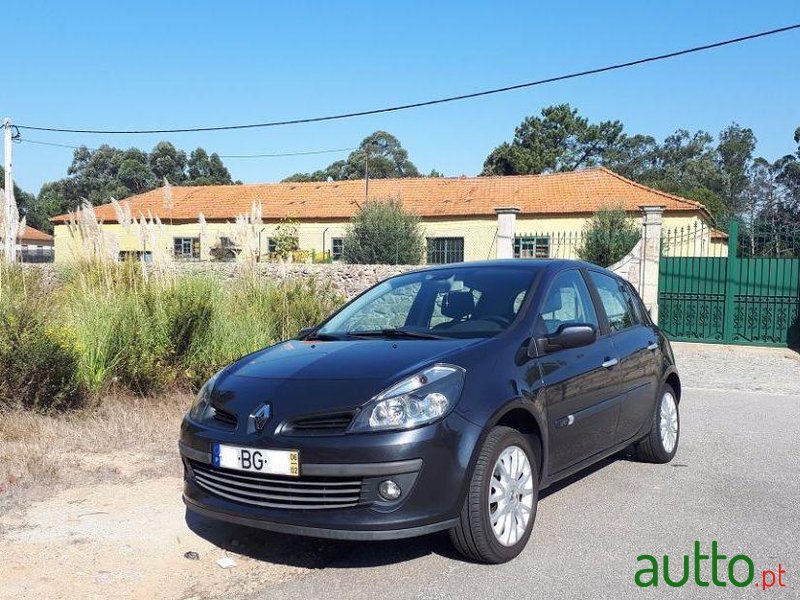 2006' Renault Clio 1.5 Dci photo #2